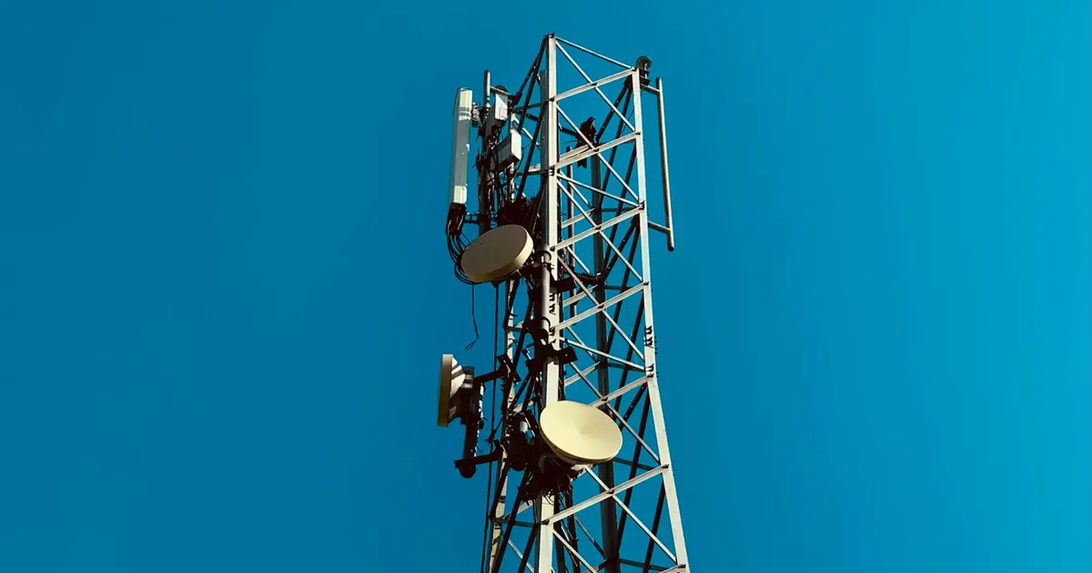 Signal tower against a clear sky, illustrating signal-based selling and buying signal detection